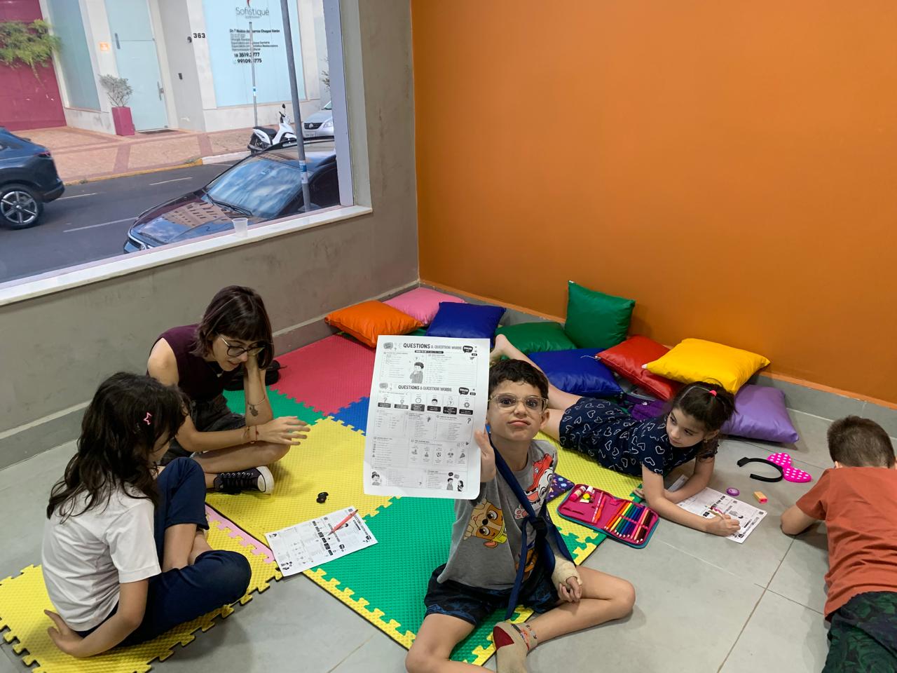 Crianças da turma Kids brincando ao ar livre.