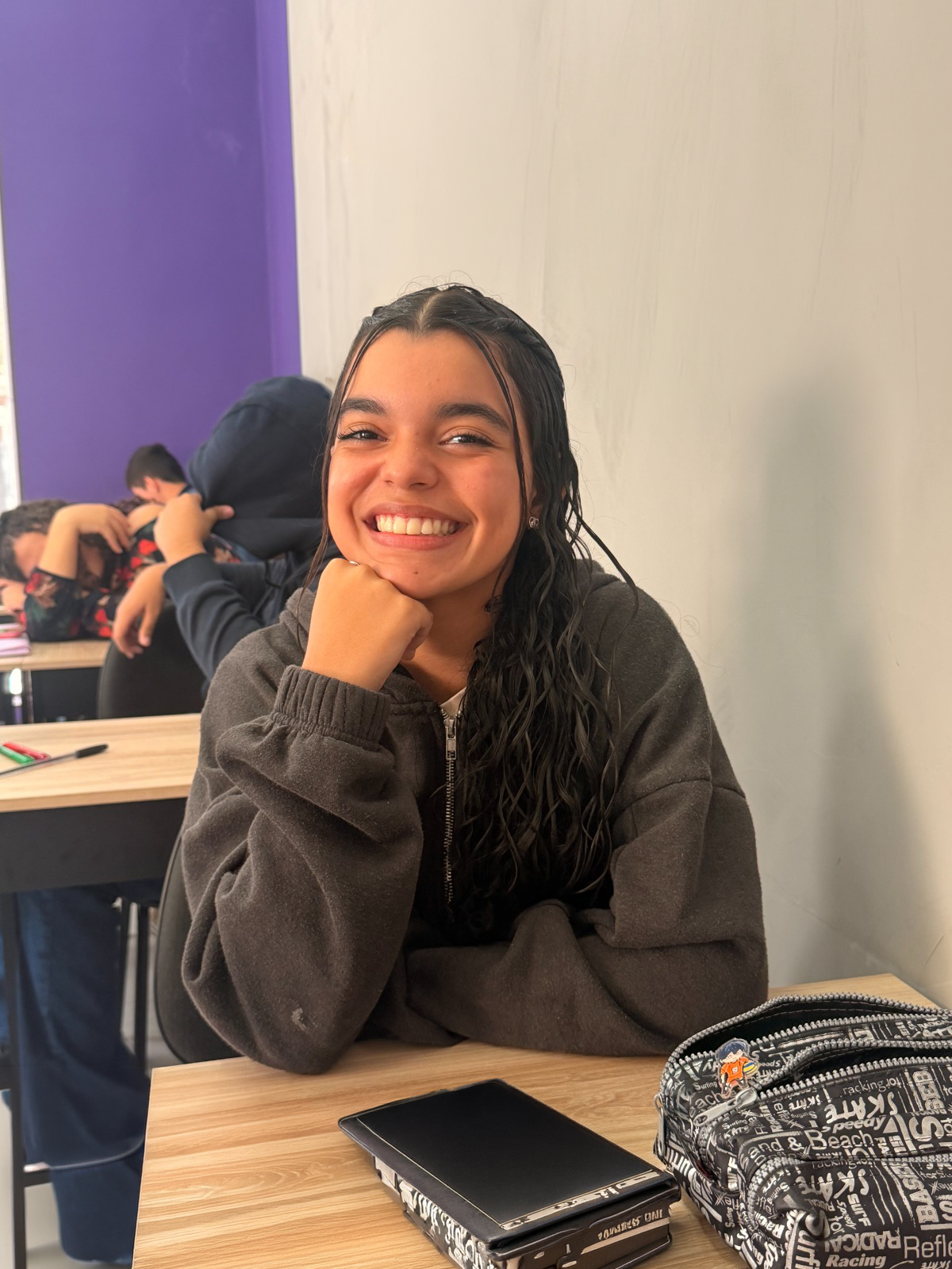 Aluno da turma Teens em conversa com o professor.