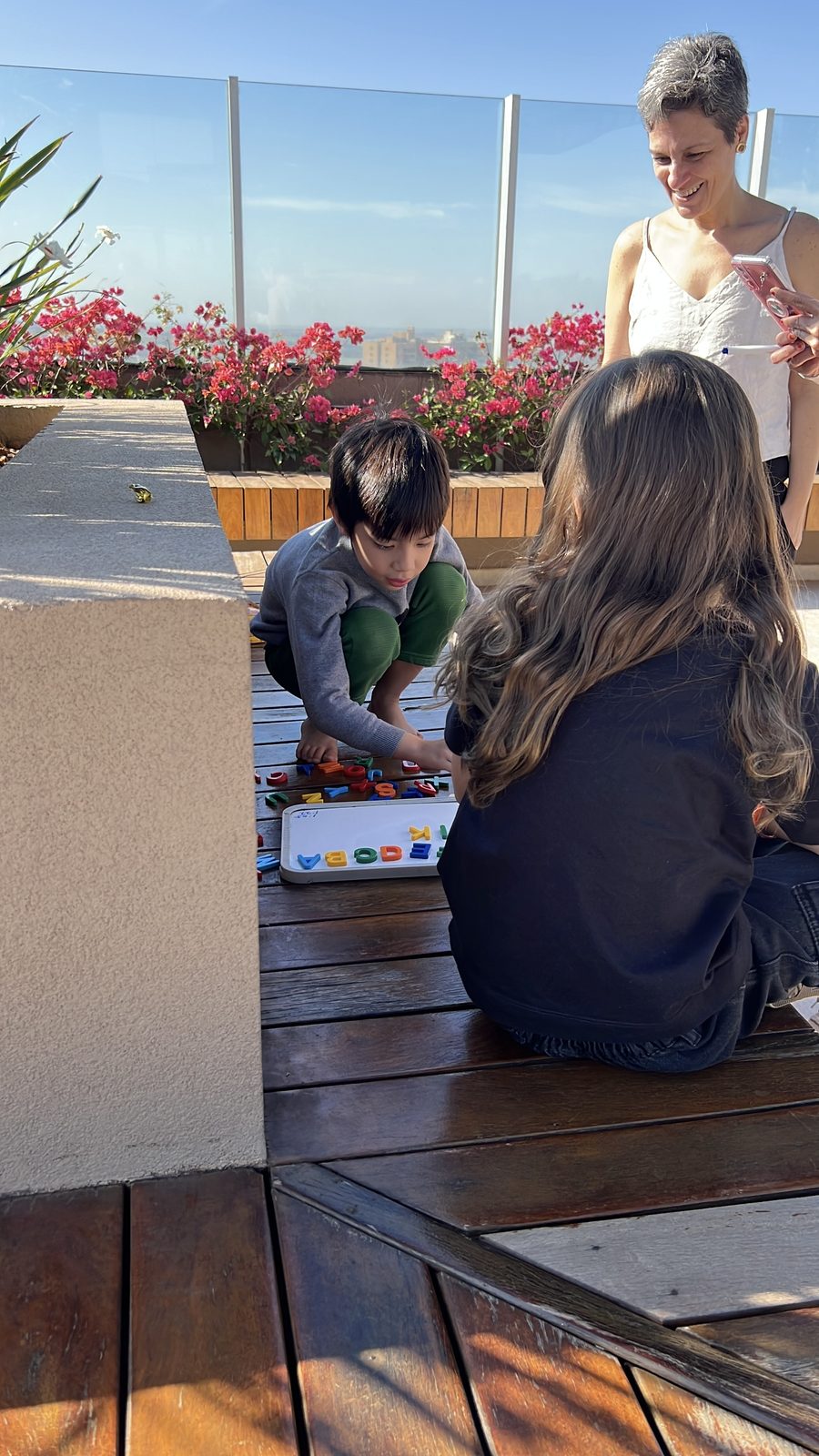 Aluno da AnyKids montando palavras em inglês com letras magnéticas.